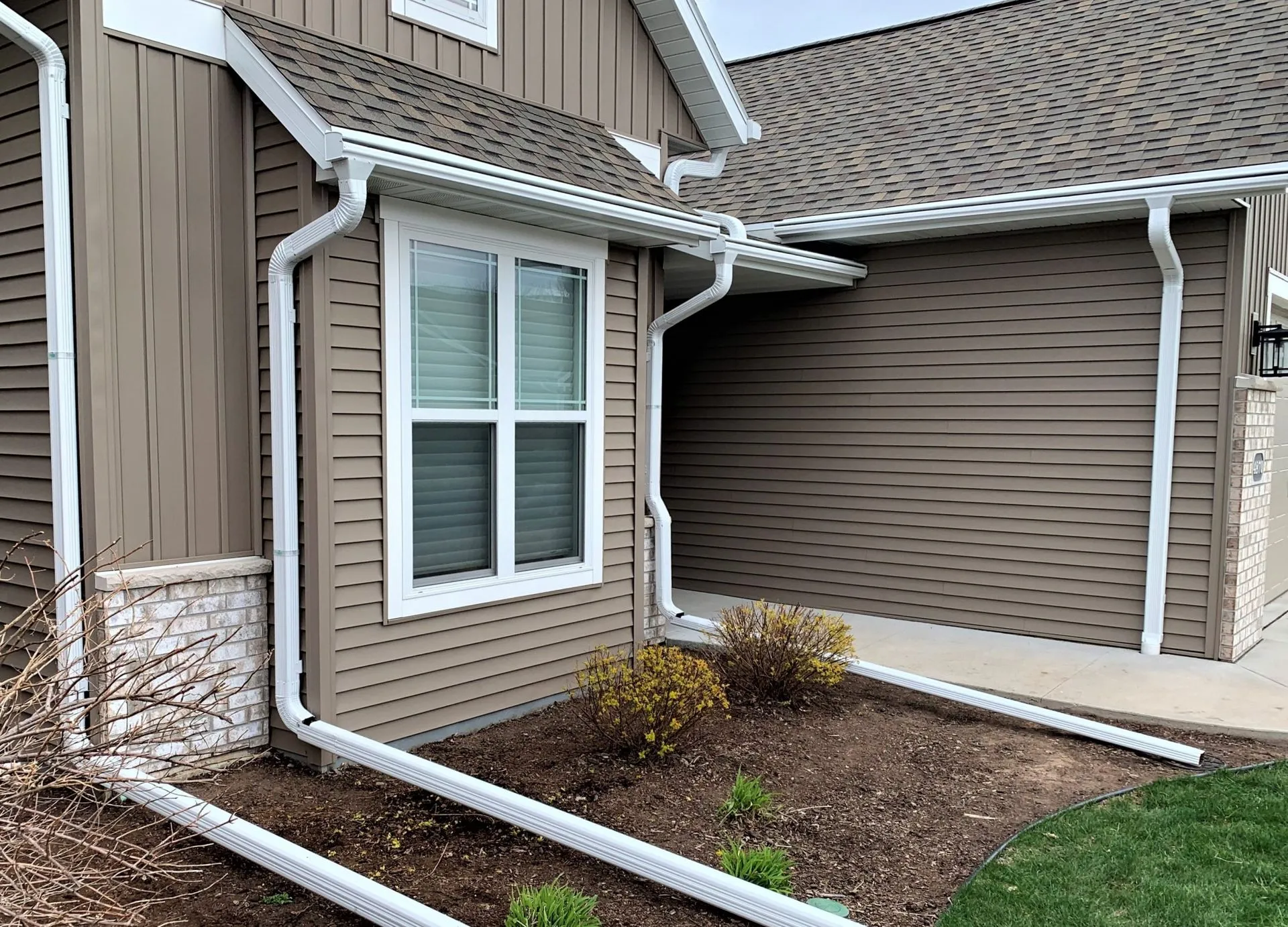hometown+roofing+gutters 1920w